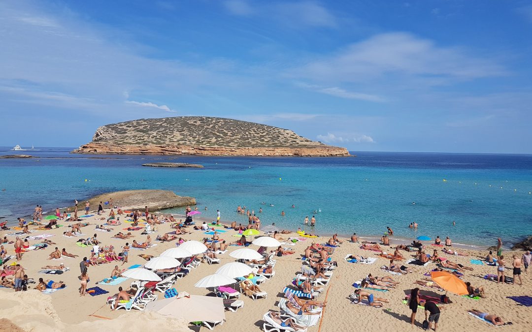 Ibiza Urlaub mit Kindern: Wasserparks, Piratenhöhlen und Strandleben